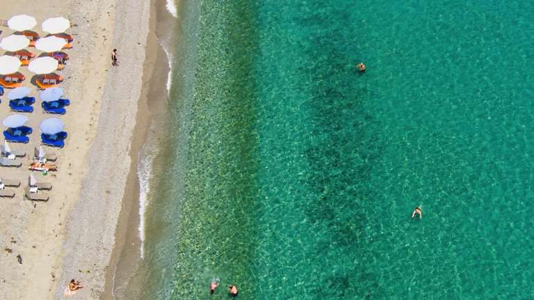 &quot;Βροχή&quot; οι καταγγελίες στο MyCoast για παραβάσεις στις παραλίες - &quot;Πρωταθλήτριες&quot; έξι περιοχές