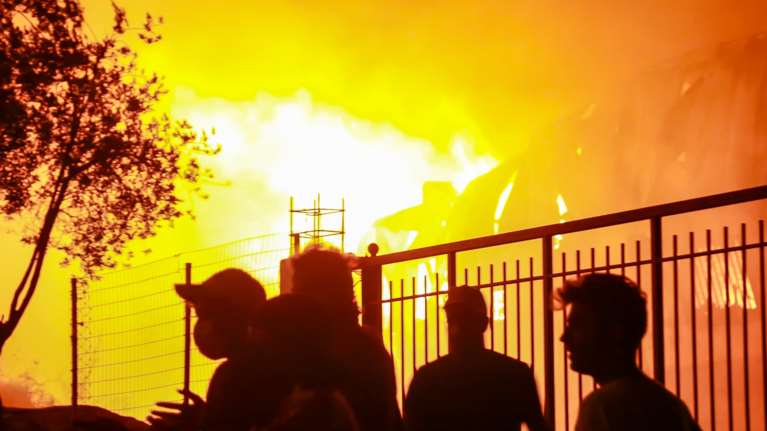 Χάος από νέα φωτιά στη Μόρια: Καίγονται σκηνές - Οικογένειες με μωρά τρέχουν να σωθούν [Βίντεο]