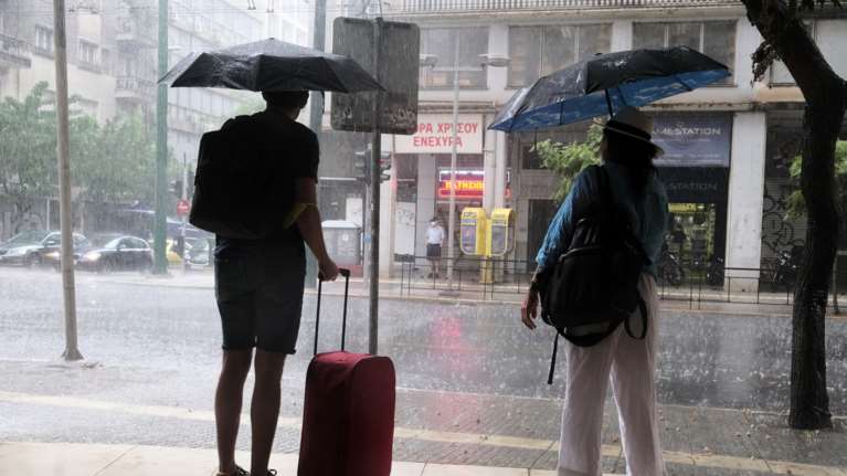 Ξυπνάει λίγο ο βοριάς, υποχωρεί ο καύσωνας αλλά ο &quot;πολικός αεροχείμαρρος&quot; φέρνει καταιγίδες και μπουρίνια [εικόνες]