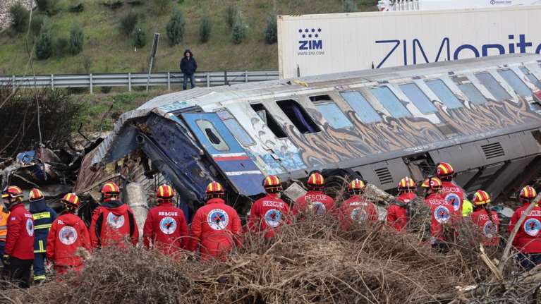 Τραγωδία στα Τέμπη: &quot;Βλέπαμε ανθρώπους ανήμπορους, πεταμένους έξω από τα βαγόνια&quot;- Σε σοκ οι διασώστες του ΕΚΑΒ