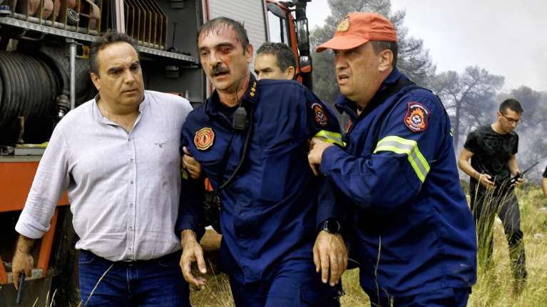 Φωτιές στην Κορινθία: Τραυματίστηκε πυροσβέστης από ρίψη νερού από ελικόπτερο