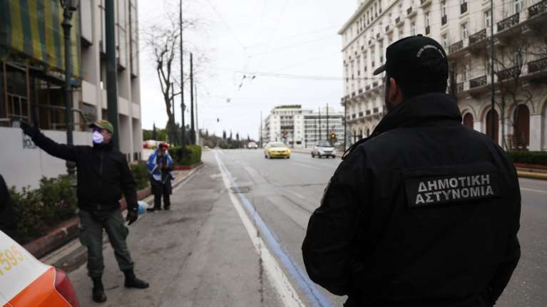 Θεσσαλονίκη: Επιτέθηκε σε δημοτικούς αστυνομικούς επειδή του έκοψαν κλήση - Τους πάτησε το πόδι με το ΙΧ