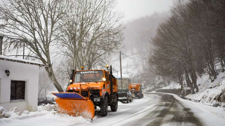 Συνεχίζεται η κακοκαιρία: Χιόνια στο Πήλιο - Δεμένα τα πλοία στον Βόλο