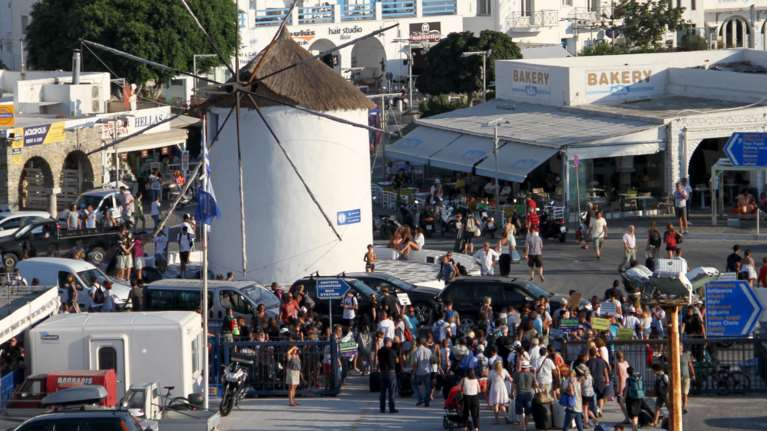 Στο στόχαστρο τα νησιά: Ποια βρίσκονται ένα βήμα πριν το &quot;κόκκινο&quot; - Συνεδριάζουν οι λοιμωξιολόγοι
