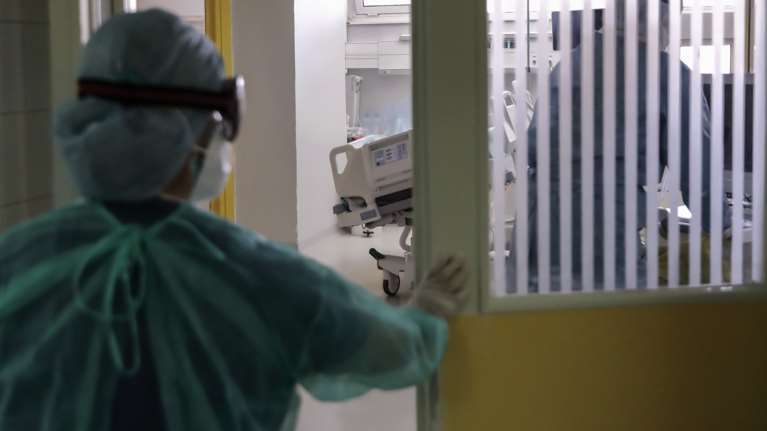 Κορονοϊός: Διπλό &quot;μαύρο&quot; ρεκόρ από την αρχή της πανδημίας - 3.465 νέα κρούσματα, 630 διασωληνωμένοι και 56 θάνατοι