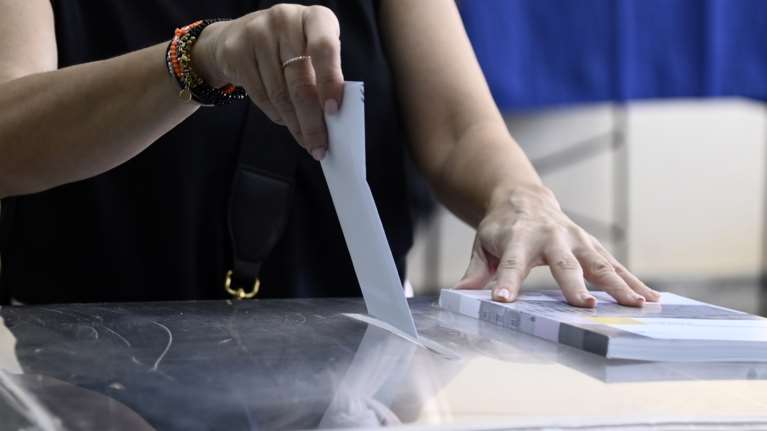 Δημοσκόπηση MRB: Ηγέτης της αντιπολίτευσης ο Ανδρουλάκης - Πώς κρίνουν οι &quot;γαλάζιοι&quot; ψηφοφόροι τη στάση Σαμαρά-Καραμανλή