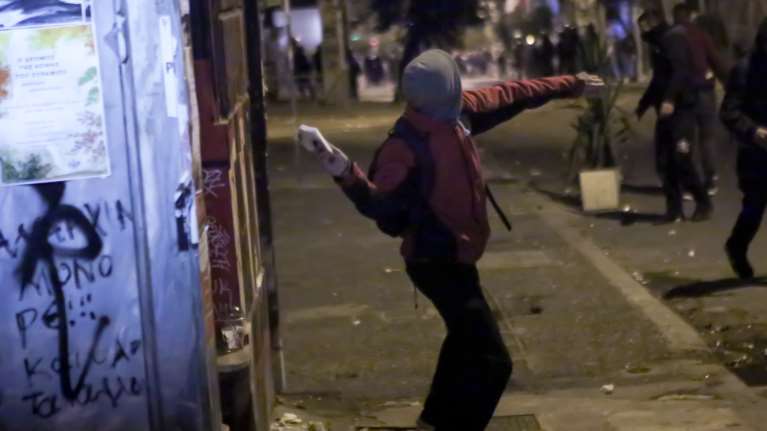 Στρατολογούν ανήλικους για επεισόδια στα Εξάρχεια- Ανησυχία στην ΕΛ.ΑΣ για την χθεσινή σύλληψη 14χρονων