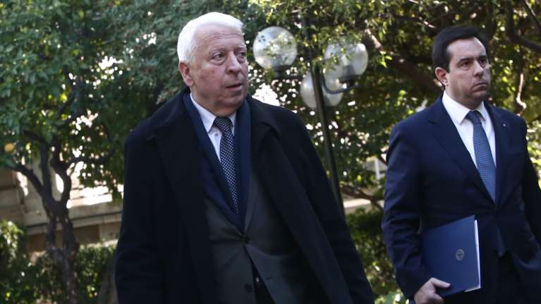 Ψάχνουν λύση για τον &quot;πόλεμο&quot; στα νησιά - Σύσκεψη χωρίς Μουτζούρη μετά τις χυδαιότητες