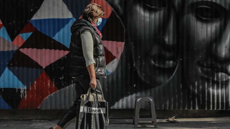 Πώς θα &quot;παγώσετε&quot; τις δόσεις των δανείων σας ακόμη και για όλο το 2021 - Αναλυτικά παραδείγματα