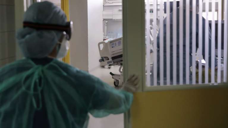 Επίσημο: Πέντε περιστατικά θρομβώσεων σχετίζονται με το εμβόλιο της AstraZeneca - Η ανακοίνωση του ΕΟΦ