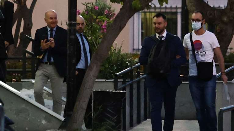 Δίωξη για κακούργημα στον Φλώρο για τον ξυλοδαρμό Γραμμένου στη Βουλή - Κρατούμενος μέχρι την απολογία του