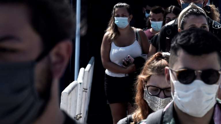 Κορονοϊός: Σοκ από τον θάνατο ενός 56χρονου και μιας 50χρονης- Ο ιός &quot;σαρώνει&quot; στους νέους