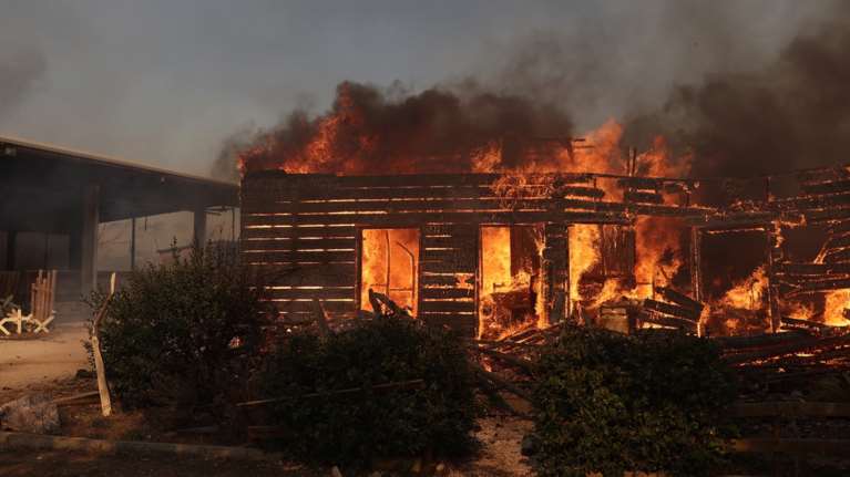 Πυροσβεστική: &quot;Καλύτερη η εικόνα στον Κουβαρά&quot; - Προσαγωγή 32χρονου, αφέθηκε ελεύθερος - Οι φλόγες κάλυψαν 12 χλμ σε δύο ώρες
