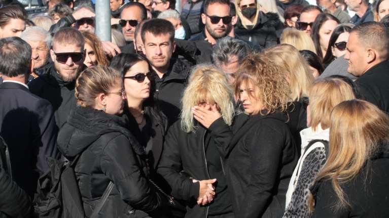 Ράγισαν καρδιές στην κηδεία του Μπάμπη - Τραγική φιγούρα η μητέρα του - &quot;Αχ, παιδάκι μου!&quot; [εικόνες - βίντεο]