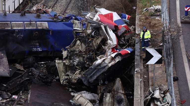 Τραγωδία στα Τέμπη: Ετσι έγινε μετά τη σύγκρουση το βαγόνι του κυλικείου του τρένου, που βύθισε στον πένθος την Ελλάδα