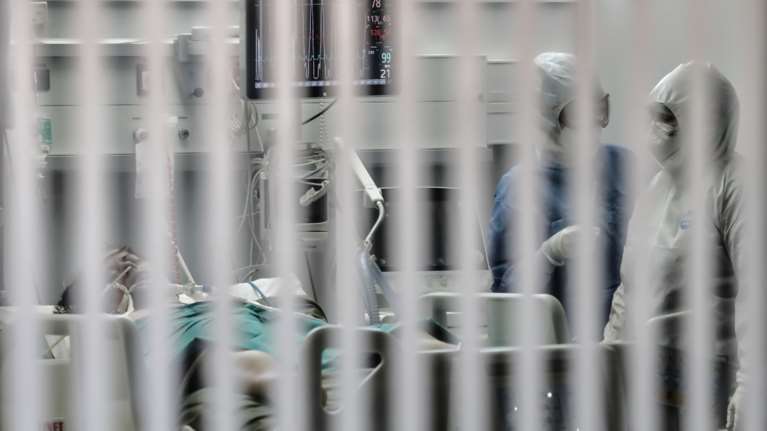 Δημόπουλος: Σε δύο με τρεις εβδομάδες θα δούμε μείωση διασωληνωμένων