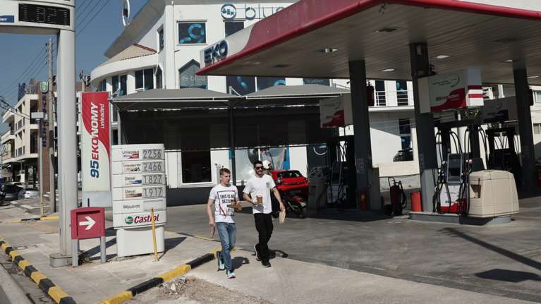 Τι συμβαίνει με τη βενζίνη - Η αμόλυβδη και πάλι ακριβότερη από το πετρέλαιο κίνησης: Πόσο θα πληρώσουμε για τα καύσιμα