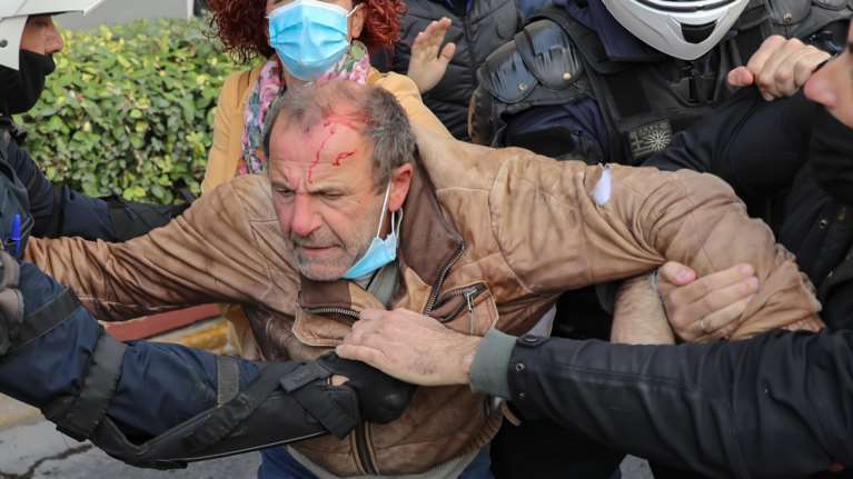 Πολυτεχνείο: Πόλεμος με χημικά στα Προπύλαια- Το ΚΚΕ επιχείρησε να κάνει και 2η διαδήλωση