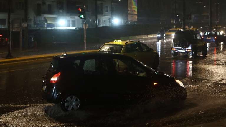Ισχυρές καταιγίδες έπληξαν στην Αττική: Φθινοπωρινό το σκηνικό με βροχές και ανέμους - Πώς θα κινηθεί η Barbara τις επόμενες ώρες