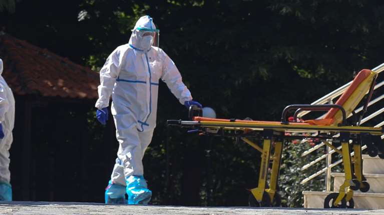 Κορονοϊός: Κατακραυγή για την 63χρονη που πήγε με πυρετό σε κηδεία - Σε καραντίνα 5 χωριά σε Θήβα και Χαλκίδα