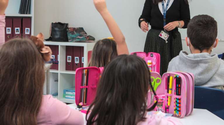 "Είσαι πολύ όμορφη...": Σοκάρουν τα μηνύματα του δασκάλου και πατέρα δύο παιδιών στις 9χρονες μαθήτριές του