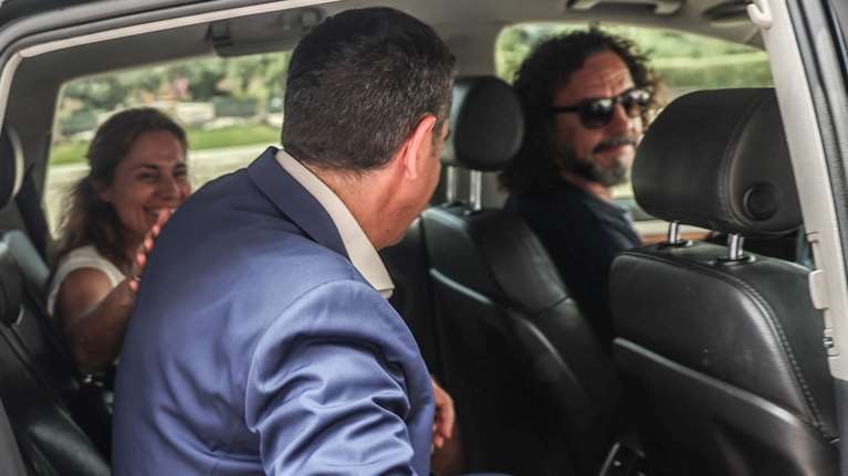 Το χαμόγελο και το χάδι της Μπέτυς Μπαζιάνα στον Αλέξη Τσίπρα, μετά την παραίτησή του