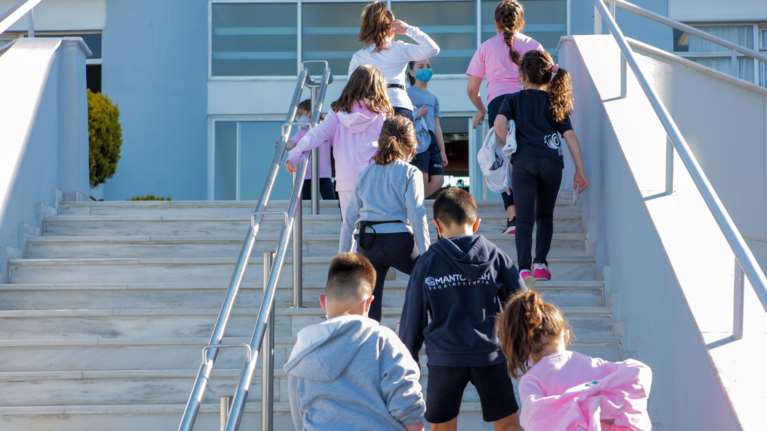 "Φρένο" Μαγιορκίνη στον εμβολιασμό των παιδιών - "Θα φοράμε μάσκες για μήνες ακόμα"