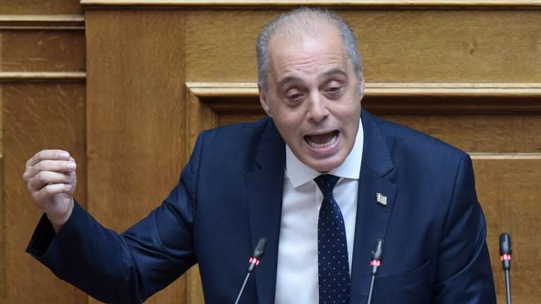 Ανοιξε beef ο Βελόπουλος με Light και Thug Slime: Τράπαρε στη Βουλή και ζήτησε τη σύλληψή τους [βίντεο]