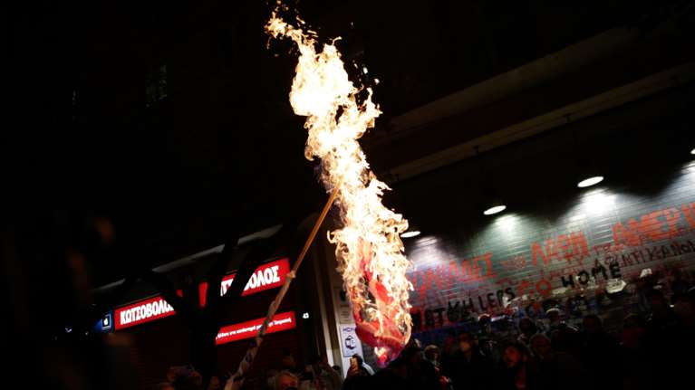 Θεσσαλονίκη: Διαδηλωτές έκαψαν την αμερικανική σημαία στην πορεία για το Πολυτεχνείο [Εικόνες - Βίντεο]