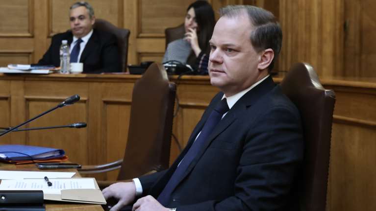 Εξεταστική για τα Τέμπη: &quot;Δεν θα απέτρεπε το δυστύχημα η 717, άνθρωποι τα χειρίζονται&quot; - 8,5 ώρες κατέθετε ο Καραμανλής