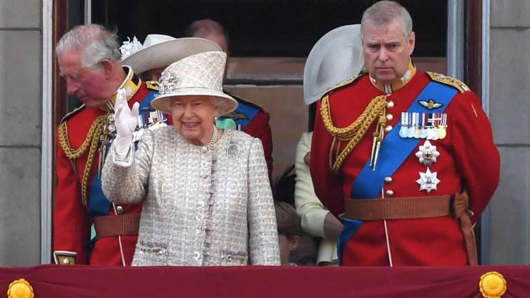 Τα αψεγάδιαστα λευκά γάντια της βασίλισσας: Πότε τα φοράει - η εξαίρεση που έκανε [Εικόνες]