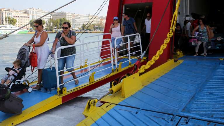 Πώς θα ταξιδέψουμε στα νησιά: Οι εμβολιασμένοι, οι &quot;αδικημένοι&quot; και οι ανεμβολίαστοι