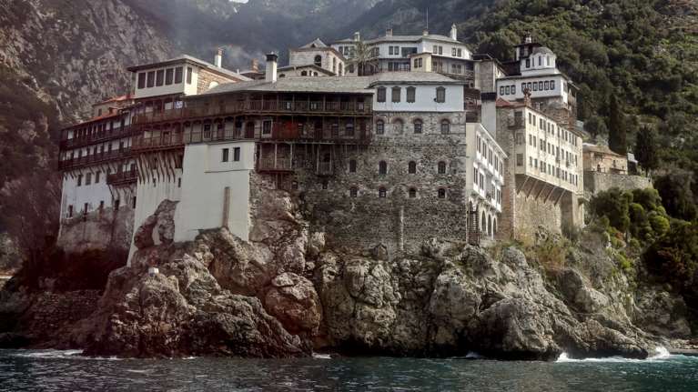 Οι σχέσεις της NIKHΣ με το Άγιο Όρος: Υποψήφιος στις εκλογές ο αδερφός ηγούμενου της Μονής Φιλοθέου - Ο ρόλος της Μόσχας