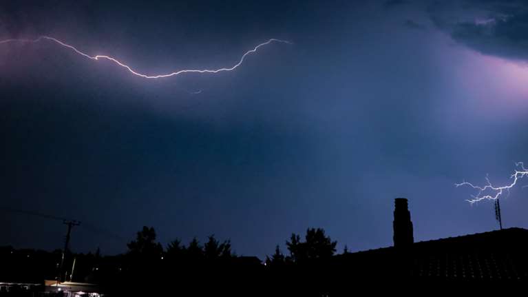 &quot;Χειρότερος&quot; ο καιρός την Πέμπτη με μπόρες και χαλάζι - 1.000 κεραυνοί έπεσαν την Τετάρτη στη χώρα