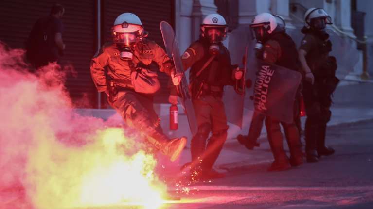 Επεισόδια με φωτοβολίδες και χημικά στο κέντρο της Αθήνας - Πορεία για τη δολοφονία του Τζορτζ Φλόιντ [Εικόνες+βίντεο]