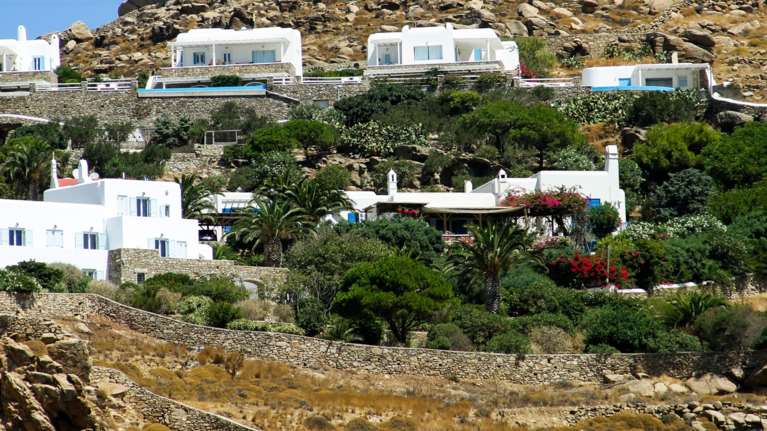 Τι συμβαίνει στη Μύκονο; - Οι παράνομες εκτός σχεδίου οικοδομές, ο ξυλοδαρμός του αρχαιολόγου και η παρέμβαση Μητσοτάκη