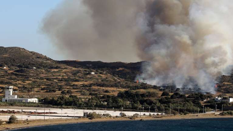 Μεγάλη φωτιά στη Μήλο κοντά στο αεροδρόμιο: Καίει σε τρία μέτωπα - Μήνυμα 112 για εκκένωση [βίντεο]