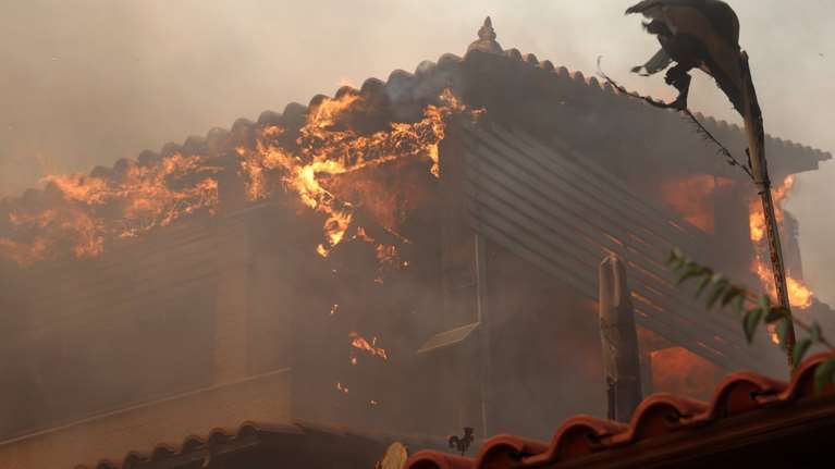 Φωτιά σε Κουβαρά και Λαγονήσι: Κάηκαν σπίτια, εκκενώθηκαν Σαρωνίδα, Λαγονήσι, Ανάβυσσος [εικόνες, βίντεο]