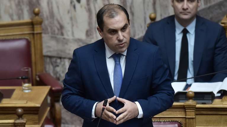 Έφυγε ο ιερέας στο μνημόσυνο της μητέρας του βουλευτή Κώστα Κατσαφάδου γιατί ψήφισε το νομοσχέδιο για τα ομόφυλα ζευγάρια