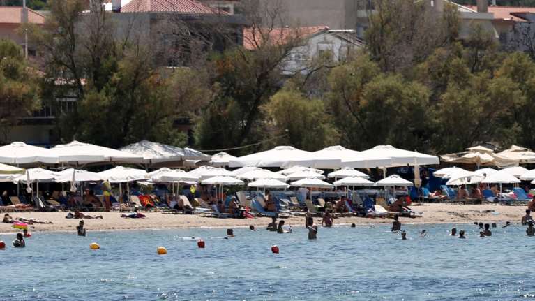 Πρώτο κρας τεστ σήμερα για τις οργανωμένες παραλίες - Τι φοβάται η κυβέρνηση