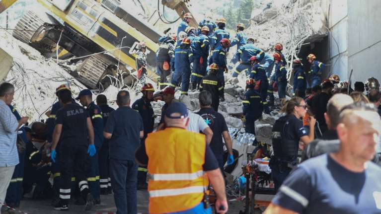 Κατάρρευση γέφυρας στην Πάτρα: Ένας νεκρός, 12 τραυματίες, πολλοί εγκλωβισμένοι - Συντρίμμια παντού [εικόνες]