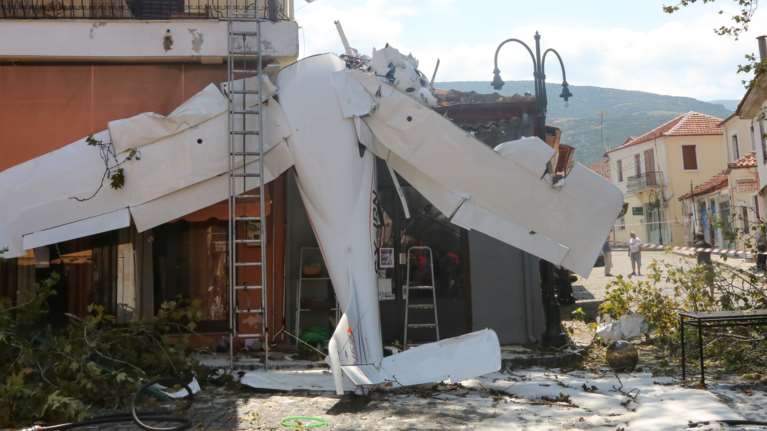 Πτώση αεροπλάνου πάνω σε σπίτι στην Πρώτη Σερρών - Απίστευτες εικόνες