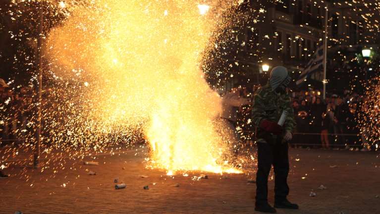 Πώς ακρωτηριάστηκε ο 13χρονος στη Σύμη - Εσκασε κροτίδα πάνω του, επτά συνολικά οι τραυματίες