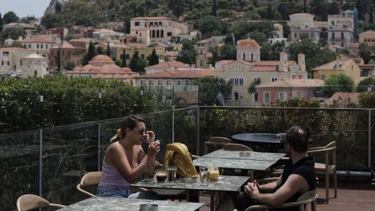 Κορονοϊός: 2.065 κρούσματα, 10 θάνατοι, 139 διασωληνωμένοι