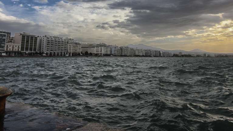 Καιρός: Φθινοπωρινό το σκηνικό με χαμηλές θερμοκρασίες και ισχυρούς ανέμους - Πώς θα εξελιχθεί μέχρι την 28η Οκτωβρίου