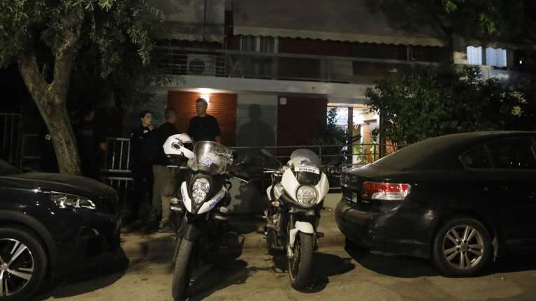 Σοκ στον Νέο Κόσμο: Νεκρό ζευγάρι μέσα σε διαμέρισμα - Σε προχωρημένη αποσύνθεση η γυναίκα, βρέθηκε καραμπίνα