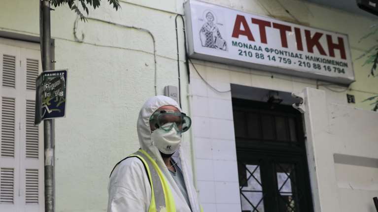 Αλαλούμ με το γηροκομείο στον Άγιο Παντελεήμονα: Αρνείται ότι έσπειρε τον κορονοϊό ο νοσηλευτής - Και δεύτερος θετικός σε επαφή με τους ηλικιωμένους [Βίντεο]