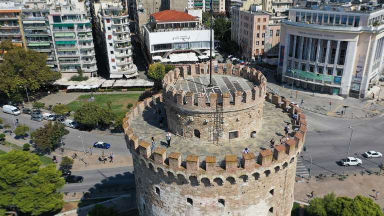 Η Θεσσαλονίκη γιορτάζει: Έπαρση της σημαίας στον Λευκό Πύργο - Κανονιοβολισμοί από την φρεγάτα Σπέτσαι [βίντεο]