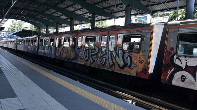 Συνελήφθη 22χρονος που επιτέθηκε σε αστυνομικούς και έσπαγε συρμό του ΗΣΑΠ