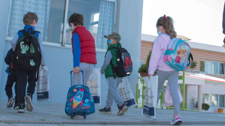 Self test για τα σχολεία: Ελλείψεις στα φαρμακεία- 3 στους 4 έχουν πάρει τα τεστ που τους αναλογούν λέει η κυβέρνηση